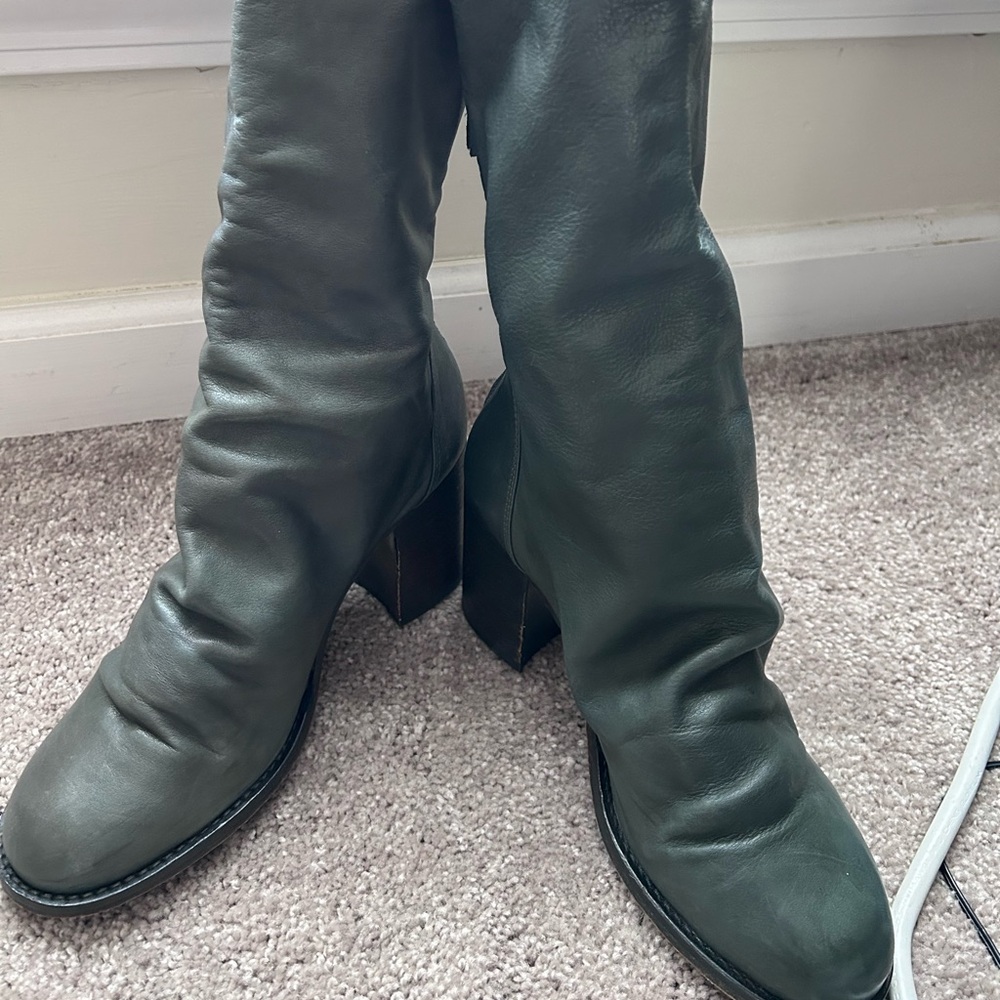 Gently loved Free People size 38 Boots -dark green
